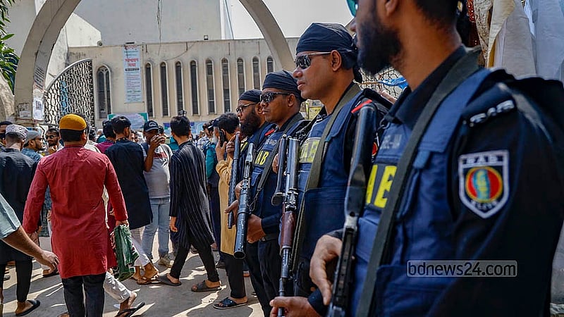 নিষিদ্ধ ঘোষিত সংগঠন হিযবুত তাহরীর শুক্রবার মিছিলের কর্মসূচি দিয়েছিল। সেজন্য জুমার নামাজের সময় বায়তুল মোকাররম জাতীয় মসজিদ এলাকায় কড়া নিরাপত্তা জোরদার করা হয়
