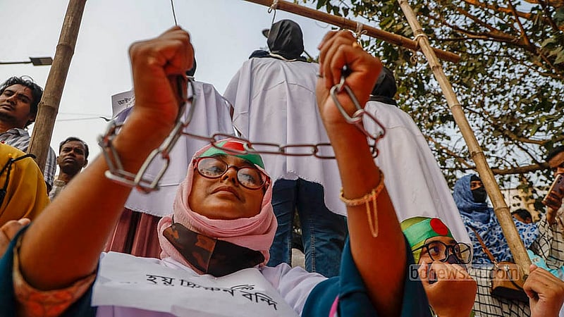 প্রাথমিক বিদ্যালয়ের সহকারী শিক্ষক পদে বাতিল হওয়া নিয়োগ ফিরে পাওয়ার দাবিতে শনিবার শাহবাগে জাতীয় জাদুঘরের সামনে হাতে শেকল পরে প্রতিবাদ জানান ঢাকা ও চট্টগ্রাম বিভাগের প্রার্থীরা