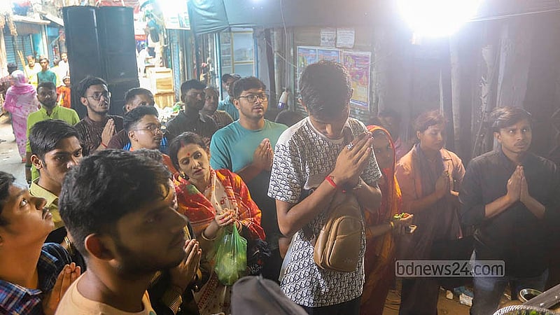 ঢাকার শাঁখারিবাজারে গণেশ পূজায় সনাতন ধর্মাবলম্বীরা