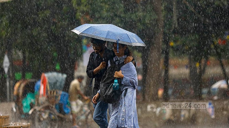 গরমের মধ্যে বৃহস্পতিবার দুপুরের পর ঢাকায় আকাশ কালো হয়ে ঝরে বৃষ্টি, তাতে স্বস্তি আসে জনজীবনে