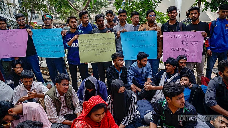 জগন্নাথ বিশ্ববিদ্যালয়ের দ্বিতীয় ক্যাম্পাসের নির্মাণকাজ সেনাবাহিনীকে হস্তান্তরসহ তিন দাবিতে অনশনে বসা শিক্ষার্থীদের পাশে প্ল্যাকার্ড হাতে সতীর্থরা