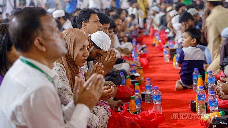 সোহরাওয়ার্দী উদ্যানে সোমবার জাতীয় নাগরিক পার্টির ইফতারে অংশ নেন জুলাই অভ্যুত্থানে নিহতদের স্বজনরা