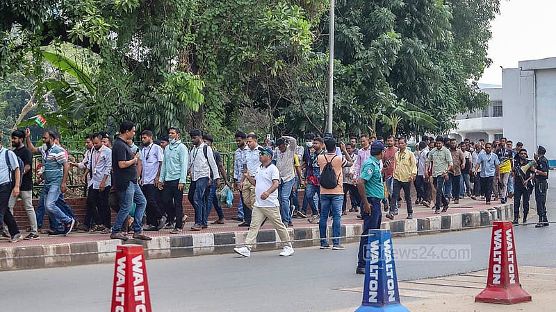 বিএনপি চেয়ারপারসন খালেদা জিয়াকে স্বাগত জানাতে ঢাকার হযরত শাহজালাল আন্তর্জাতিক বিমানবন্দরের ৮ নম্বর গেইটের বাহিরে নেতাকর্মীরা অবস্থান নেন