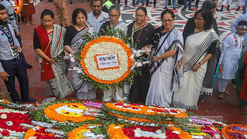 আন্তর্জাতিক মাতৃভাষা দিবসে কেন্দ্রীয় শহীদ মিনারে শ্রদ্ধা নিবেদন করে বিভিন্ন সংগঠন ও প্রতিষ্ঠান