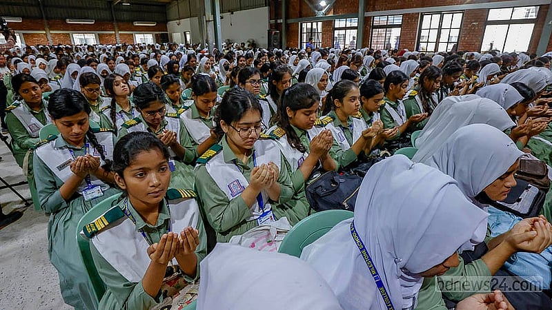 বিমান বিধস্তের ঘটনায় হতাহতদের স্মরণে রোববার উত্তরায় মাইলস্টোন স্কুলের মিলনায়তনে দোয়া মাহফিলে শিক্ষার্থীরা