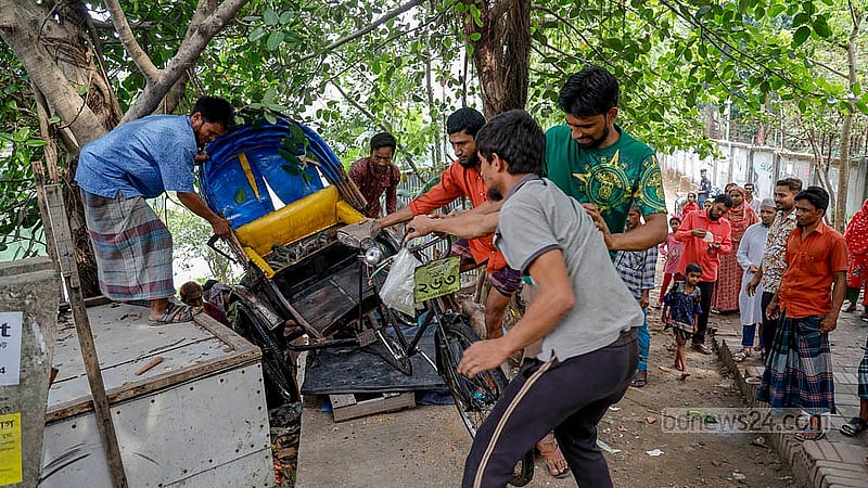 বনানীর ১১ নম্বর সড়ক থেকে সোমবার দুপুরে ব্যাটারিচালিত রিকশা চালকরা সরে গেলে লেইক থেকে রিকশা তুলতে যান চালক সাইফুল ইসলামসহ কয়েকজন
