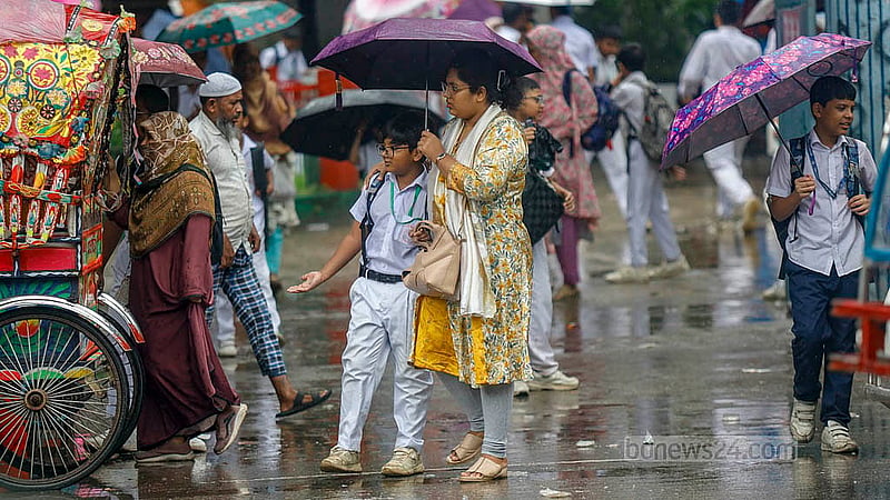স্কুল শেষ হওয়ার বাড়ি ফেরার সময় বাগড়া দেয় বৃষ্টি। মঙ্গলবার ঢাকার মতিঝিল বালক উচ্চ বিদ্যালয়ের সামনে নিজের সন্তানকে বৃষ্টি থেকে আগলে রাখেন এক মা