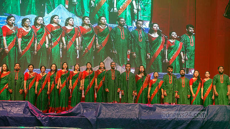 জুলাই গণঅভ্যুত্থান দিবস উদযাপনে মঙ্গলবার ঢাকার মানিক মিয়া অ্যাভিনিউয়ে সংগীত পরিবেশন করেন শিল্পীরা