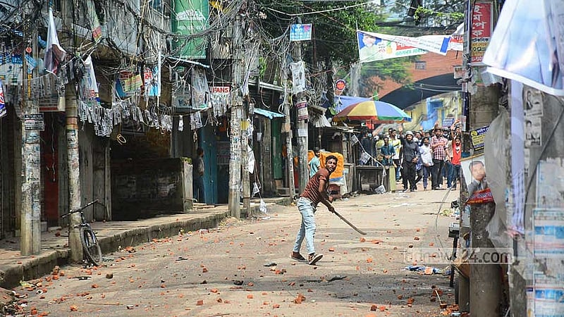 এক দফা দাবিতে অসহযোগ আন্দোলনের প্রথম দিন রোববার চট্টগ্রাম নিউ মার্কেট এলাকায় আন্দোলনকারীদের সঙ্গে ছাত্রলীগের সংঘর্ষ