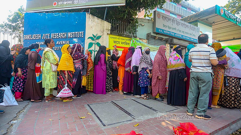 ঢাকার মানিক মিয়া অ্যাভিনিউয়ে বিএডিসির বিক্রয় কেন্দ্রের সামনে কম দামে আলু, পেঁয়াজ ও ডিম পেতে নারীদের দীর্ঘ লাইন