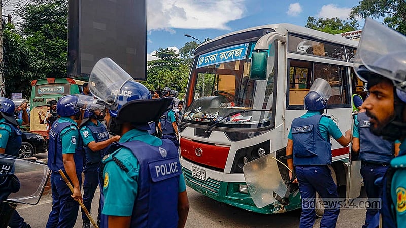 সংঘর্ষের সময় সিটি কলেজ শিক্ষার্থীরা ঢাকা কলেজের একটি বাস আটকে রাখলে পুলিশ সেটিকে ছাড়িয়ে নেয়