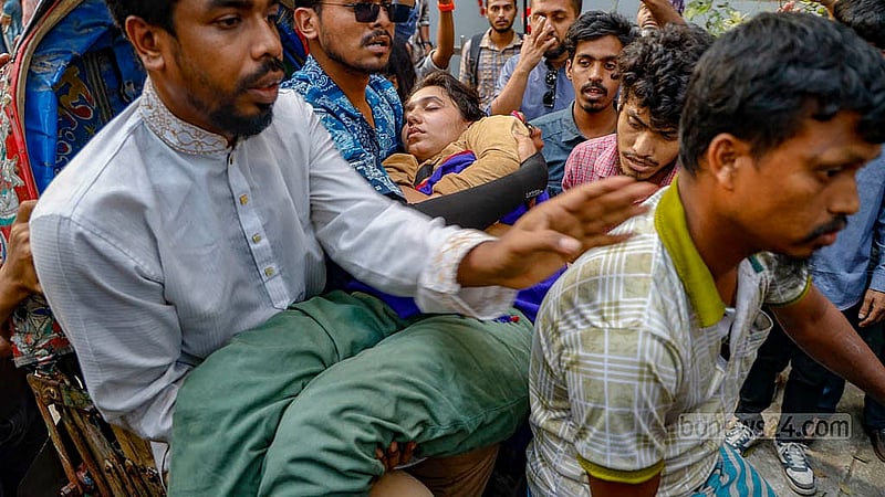 নতুন ছাত্র সংগঠনের আত্মপ্রকাশ নিয়ে বুধবার বিকালে ঢাকা বিশ্ববিদ্যালয়ের মধুর ক্যান্টিনে বিক্ষোভ ও হাতাহাতিতে বেসরকারি বিশ্ববিদ্যালয়ের এক শিক্ষার্থী অসুস্থ হয়ে পড়লে তাকে হাসপাতালে নেওয়া হয়