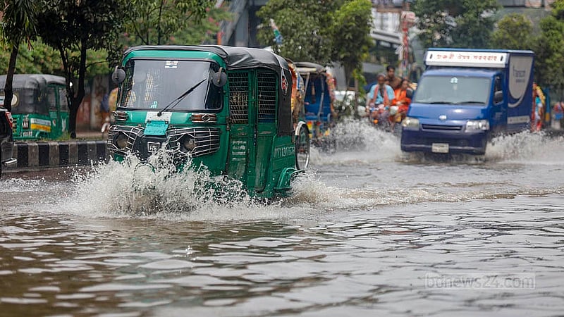 ঢাকার মতিঝিলের আরামবাগে জলবাদ্ধতা তৈরি হয় মঙ্গরবার মধ্যরাত থেকে তুমুল বৃষ্টিতে
