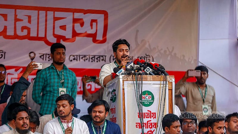 বায়তুল মোকাররম জাতীয় মসজিদের দক্ষিণ গেইটের সামনে শুক্রবার এনসিপির বিক্ষোভ-সমাবেশে বক্তব্য দেন আহ্বায়ক নাহিদ ইসলাম।
