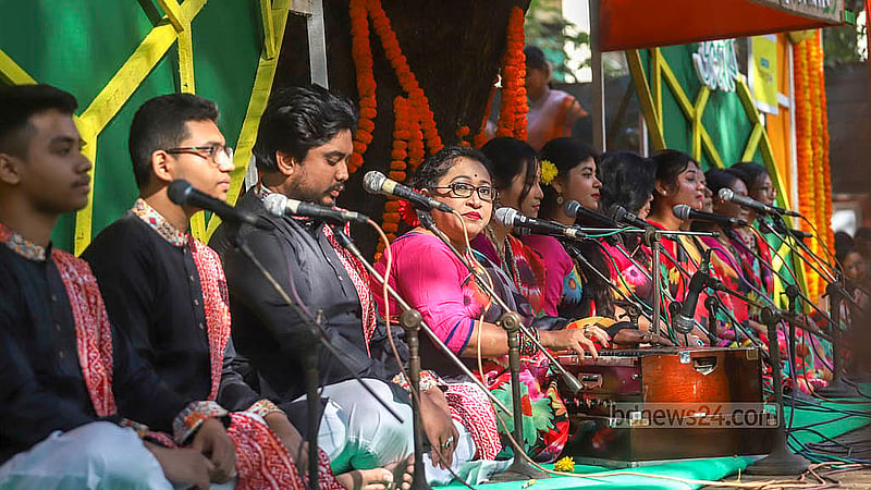 ঢাকা বিশ্ববিদ্যালয়ের চারুকলার বকুলতলায় শুক্রবার বসন্ত উৎসবে দলীয় সংগীত পরিবেশন করেন শিল্পীরা