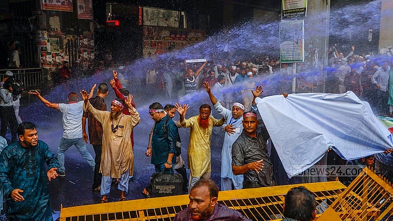 এমপিওভুক্তির দাবিতে রোববার বিকালে সচিবালয় অভিমুখে পদযাত্রা করা শিক্ষকদের ওপর জলকামান ব্যবহার করে পুলিশ। তার মধ্যেই দাবিদাওয়া নিয়ে স্লোগান দেন আন্দোলনকারীরা