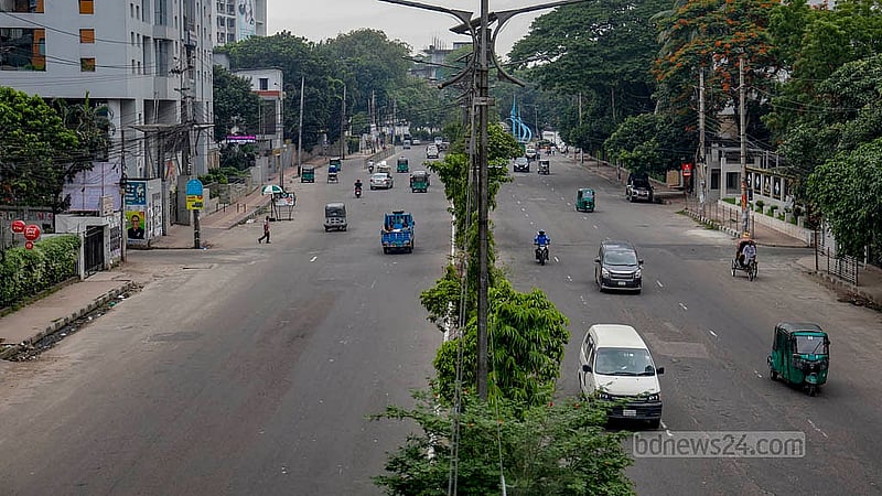 কোরবানির ঈদের ছুটিতে সব ধরনের অফিস বন্ধ, রাজধানীর রাস্তাঘাট অনেকটাই ফাঁকা। রোববার দুপুরে কাকরাইল সড়কের চিত্র
