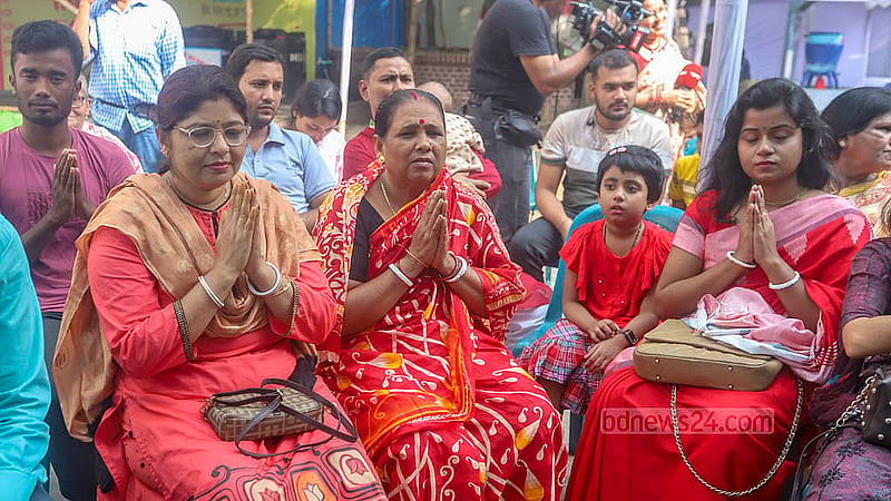 পুরান ঢাকার ঢাকেশ্বরী জাতীয় মন্দিরে বুধবার পুণ্যর্থীরা। শুরু হল ষষ্ঠীপূজার মধ্য দিয়ে দুর্গাপূজার আনুষ্ঠানিকতা