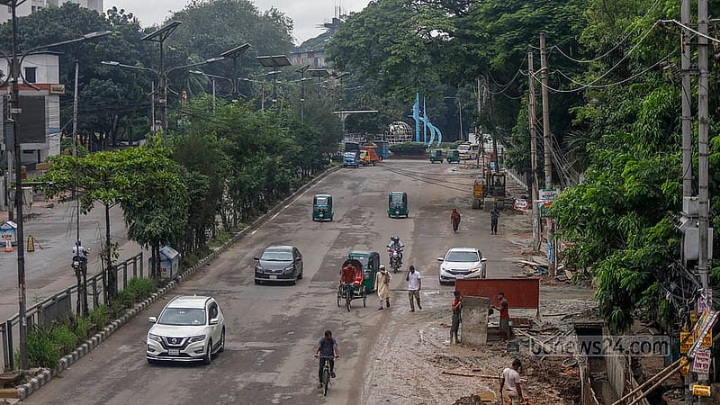 দুর্গাপূজার ছুটিতে সব ধরনের অফিস বন্ধ, রাজধানীর রাস্তাঘাট অনেকটাই ফাঁকা। বৃহস্পতিবার দুপুরে কাকরাইল সড়কের চিত্র