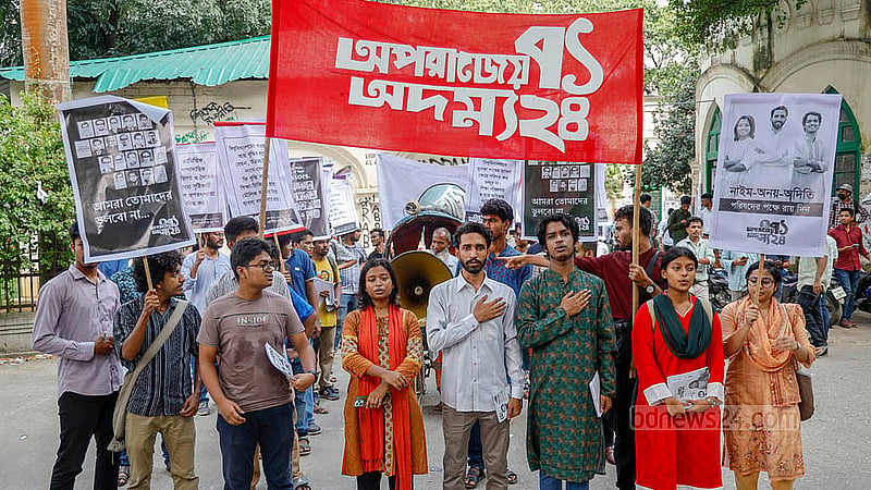 ঢাকা বিশ্ববিদ্যালয়ের মধুর ক্যান্টিনে রোববার দুপুরে জাতীয় সংগীতের মধ্য দিয়ে প্রচার শুরু করেন ‘অপরাজেয় ৭১ অদম্য ২৪’ প্যানেলের প্রার্থীরা