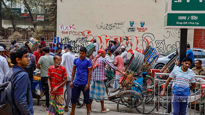 মেট্রো রেলস্টেশনে ওঠানামার জায়গার পুরোটাই রিকশার দখলে। স্টেশন থেকে নেমে যাত্রীদের ঠেলতে হয় রিকশার ভিড়