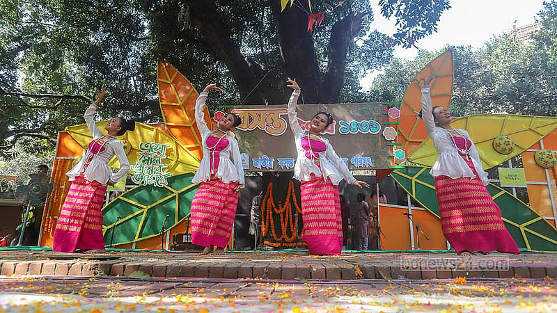 ঢাকা বিশ্ববিদ্যালয়ের চারুকলার বকুলতলায় শুক্রবার সকালে বসন্ত উৎসবে শিল্পীদের নৃত্য পরিবেশনা