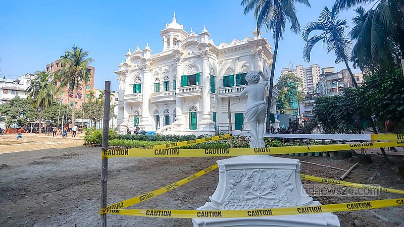 রোজ গার্ডেনের ভেতরের বসানো হয়েছে বিভিন্ন ভাস্কর্য