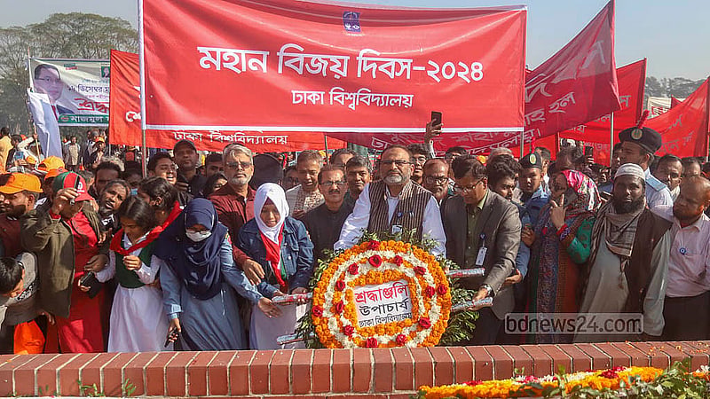 বিজয় দিবসে সোমবার সকালে সাভারের জাতীয় স্মৃতিসৌধে শ্রদ্ধা নিবেদন করেন ঢাকা বিশ্ববিদ্যালয়ের উপাচার্য অধ্যাপক নিয়াজ আহমেদ খান
