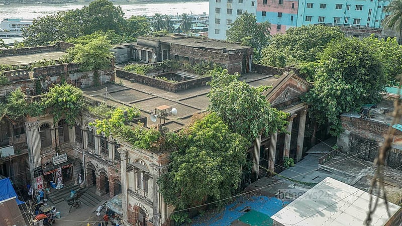 পুরান ঢাকার ফরাশগঞ্জে বুড়িগঙ্গা নদীর তীরে অবস্থিত ঐতিহাসিক ‘রূপলাল হাউজ’। দখল আর অযত্নে রূপ হারিয়েছে বাড়িটি