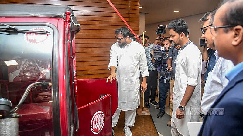 ঢাকা উত্তর সিটির নগর ভবনে শনিবার ই-রিকশা প্রশিক্ষকদের প্রশিক্ষণ কর্মসূচির উদ্বোধনী অনুষ্ঠানে বুয়েটের তৈরি ই-রিকশা ঘুরে দেখেন  স্থানীয় সরকার উপদেষ্টা আসিফ মাহমুদ সজীব ভূঁইয়া।