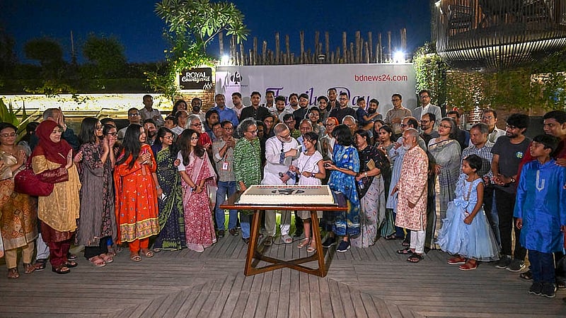ঊনবিংশতম প্রতিষ্ঠাবার্ষিকী সামনে রেখে বিডিনিউজ টোয়েন্টিফোর ডটকমের কর্মীরা শনিবার পরিবারের সদস্যদের নিয়ে মিলিত হন ‘ফ্যামিলি ডে’র আয়োজনে। সবাইকে সঙ্গে নিয়ে কেক কাটেন বিডিনিউজ টোয়েন্টিফোর ডটকমের প্রধান সম্পাদক তৌফিক ইমরোজ খালিদী।