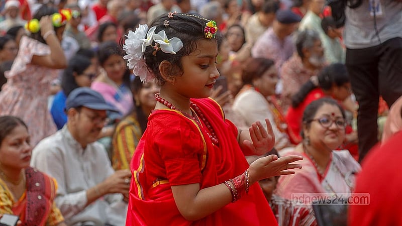 বাংলা নববর্ষের সকালে সোমবার রমনা বটমূলে ছায়ানটের অনুষ্ঠানে নারীরা এসেছিলেন বৈশাখী সাজে