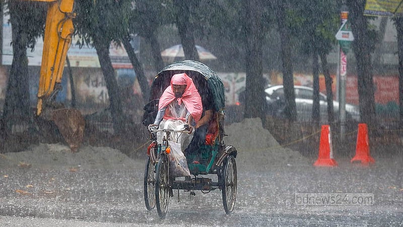 ঢাকা বিশ্ববিদ্যালয়ের টিএসসি এলাকায় রোববার দুপুরের বৃষ্টির মধ্যে শরীর পলিথিনে মুড়ে চলতে দেখা যায় রিকশাচালককে