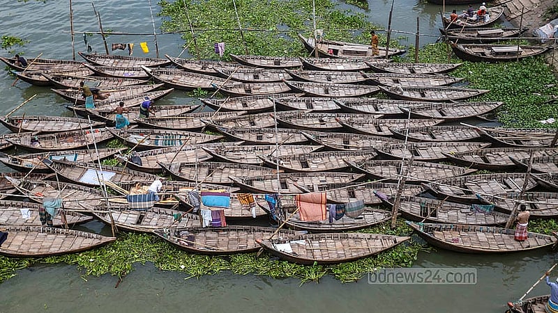 রাজধানীর বাবুবাজার এলাকায় বুড়িগঙ্গা নদীর তীরে যাত্রীর অপেক্ষায় সারি সারি খেয়া নৌকা