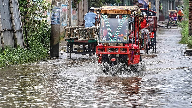 ঢাকার মাতুয়াইল মেডিকেল রোডে বৃষ্টির পানিতে দেখা দিয়েছে জলাবদ্ধতা