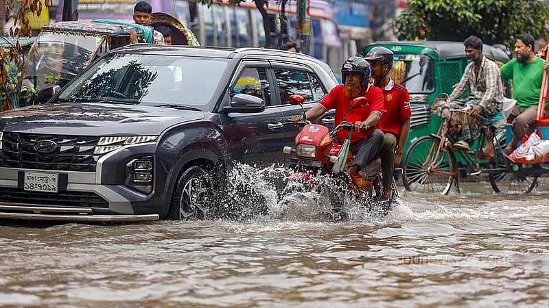ঢাকার মতিঝিলের আরামবাগে জলবাদ্ধতা তৈরি হয় মঙ্গরবার মধ্যরাত থেকে তুমুল বৃষ্টিতে