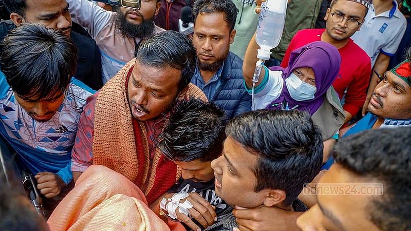 স্বতন্ত্র বিশ্ববিদ্যালয়ের স্বীকৃতিসহ সাত দাবিতে অনশন করা সরকারি তিতুমীর কলেজের দুই শিক্ষার্থী অসুস্থ হয়ে পড়লে শনিবার তাদের হাসপাতালে নেওয়া হয়