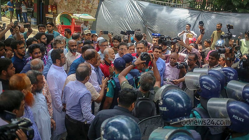 ‘মার্চ ফর জাস্টিস’ কর্মসূচির সমর্থনে বুধবার হাই কোর্ট অভিমুখে ঢাকা বিশ্ববিদ্যালয়ের শিক্ষক-শিক্ষার্থীদের পদযাত্রা শিশু অ্যাকাডেমির সামনে আটকে দেয় পুলিশ।