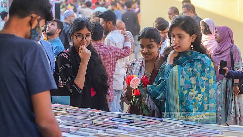 ফাগুনের প্রথম দিন আর ভ্যালেন্টাইনস ডের আবহের মধ্যে শুক্রবার একুশে বই মেলায় অনেকের হাতে ছিল ফুল, মাথায় ছিল ফুলের মুকুট