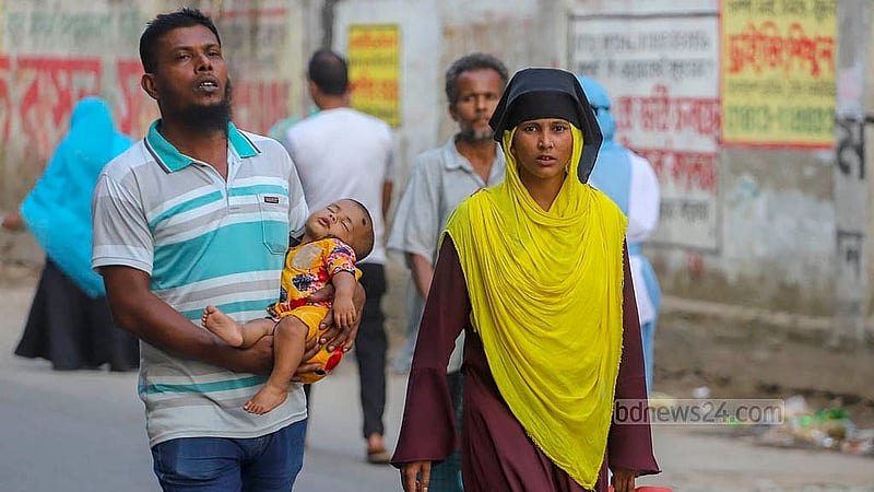 অবরোধের কারণে যান চলাচল বন্ধ, শিশুকে কোলে নিয়ে হেঁটেই গন্তব্যে রওনা হন এ ব্যক্তি