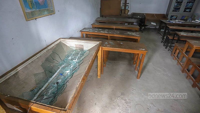 গত রোববার মাহবুবুর রহমান মোল্লা কলেজের শিক্ষার্থীদের ভাঙচুর থেকে রেহাই পায়নি  শহীদ সোহরাওয়ার্দী কলেজের শ্রেণিকক্ষও