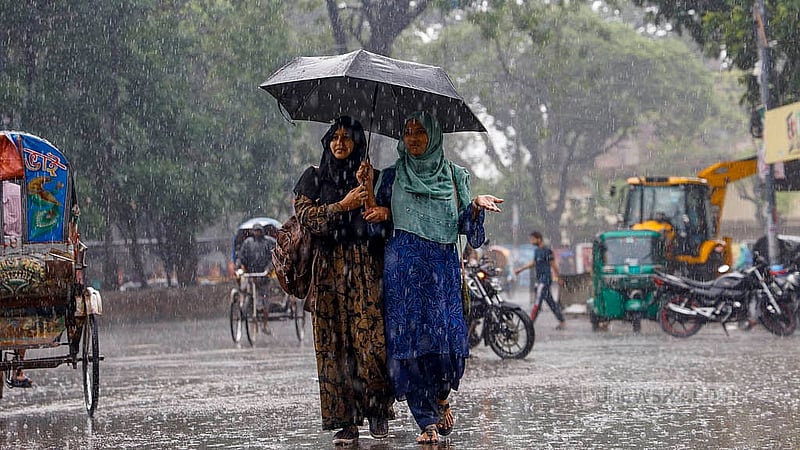 ঢাকা বিশ্ববিদ্যালয়ে এলাকায় বৃহস্পতিবার দুপুরে ছাতা হাতে বৃষ্টি উপভোগ করছেন দুই তরুণী