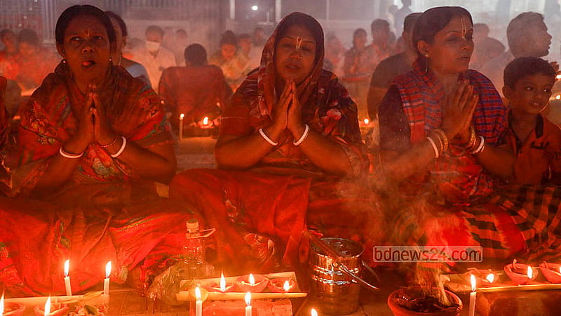নারায়ণগঞ্জের বারদী লোকনাথ আশ্রমে মঙ্গলবার ‘রাখের উপবাস’ বা ‘কার্তিক ব্রত’ অনুষ্ঠানে প্রার্থনারত ভক্তরা