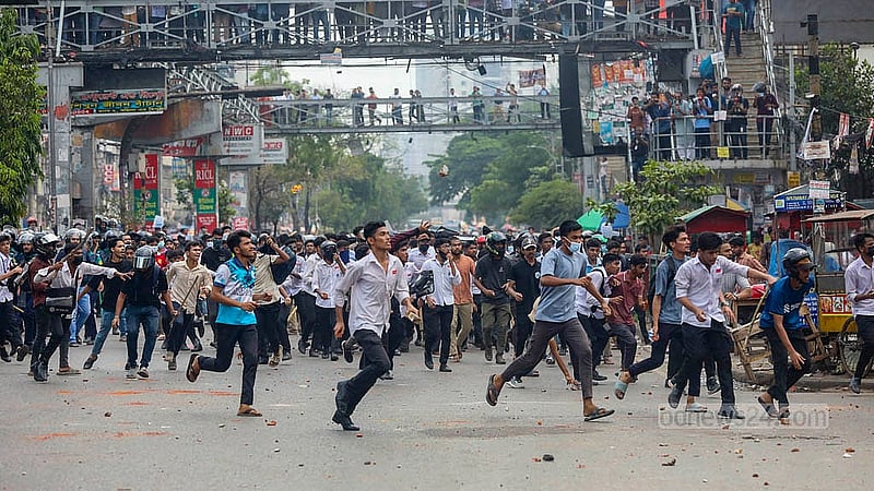 শিক্ষার্থীদের মধ্যে সংঘর্ষের এক পর্যায়ে মঙ্গলবার দুপুরে সিটি কলেজের দিকে তেড়ে আসেন ঢাকা কলেজের শিক্ষার্থীরা