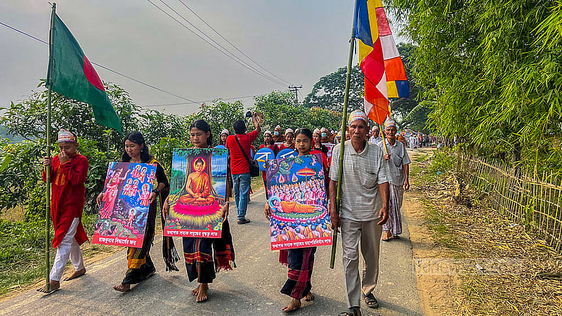 খাগড়াছড়ির দীঘিনালায় শনিবার সকালে বুদ্ধ পূর্ণিমার মঙ্গল শোভাযাত্রায় অংশ নেন জেলার বিভিন্ন জায়গা থেকে আসা বৌদ্ধ ধর্মাবলম্বীরা