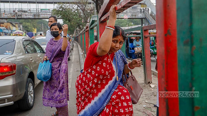 ঢাকার নিউ মার্কেটে এলাকায় সড়ক বিভাজক ব্যবহার করে ঝুঁকিপূর্ণ পারাপার। শুক্রবার দুপুরে তোলা