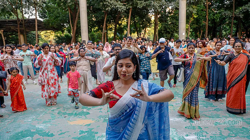 দর্শনার্থীদের নিয়ে শাস্ত্রীয় নৃত্য চর্চায় নৃত্যশিল্পী অর্থী আহমেদ। শুক্রবার গুলশানে বিচারপতি সাহাবুদ্দিন আহমদ পার্কে ফ্লো ফেস্টের দ্বিতীয় দিনের বিকালে ছিল এ আয়োজন