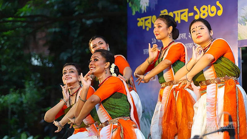 ঢাকা বিশ্ববিদ্যালয়ের চারুকলার বকুলতলায় সত্যেন সেন শিল্পীগোষ্ঠী আয়োজিত শরৎ উৎসবে দলীয় নৃত্য পরিবেশন করেন শিল্পীরা