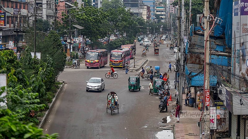 দুর্গাপূজা ঘিরে চারদিনের ছুটি মেলায় অনেকেই স্বজনদের সঙ্গে সময় কাটাতে ঢাকা ছেড়েছেন। বৃহস্পতিবার এমন ফাঁকাই দেখা গেল কাকরাইল মোড়