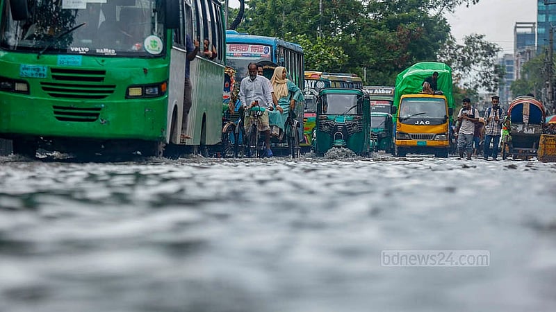 ঢাকার মিরপুর রোডের নূরজাহান মার্কেটের সামনে বৃহস্পতিবারের বৃষ্টিতে জমে যায় পানি। তার মধ্যেই চলছে যানবাহন